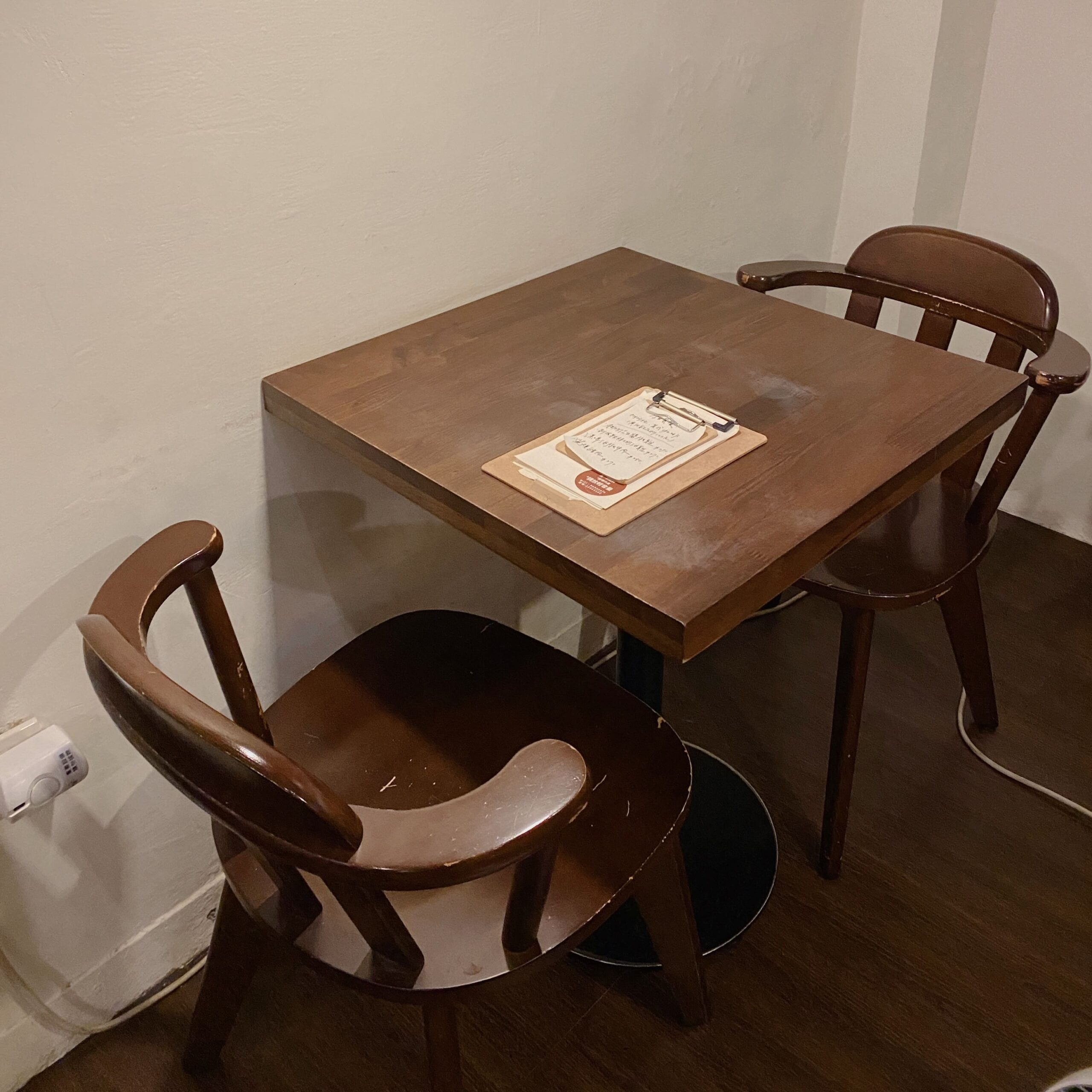 itskellystone-blog-haha-cafe-table